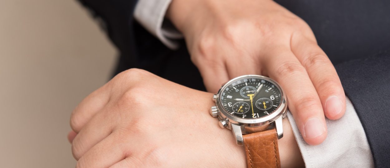 gambar pria menggunakan jam tangan
